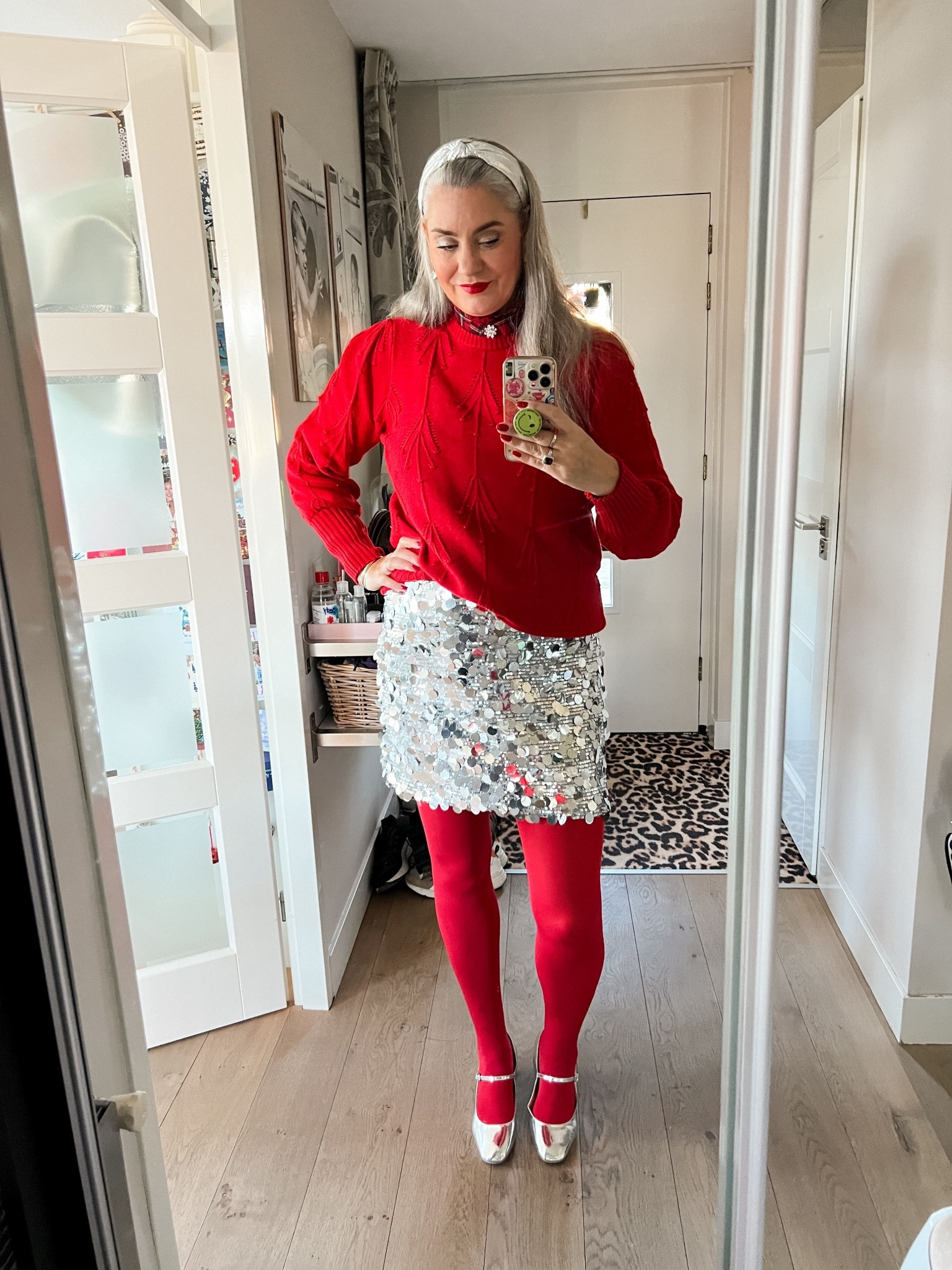 OOTD - Donderdag. Eerste kerstdag 🎄. Rood geruite blouse (zelfde als gelinkt maar andere kleur), rood gebreide trui (L, https://ms-mode-nl.mtpc.se/5827243), overzetknoop op blouse, minirokje met oversized pailetten (xl), rode panty (Snag tights), zilveren Mary Jane schoenen met hak en een zilverkleurige haarband. 

#LTKwinter #LTKeurope #LTKpartywear