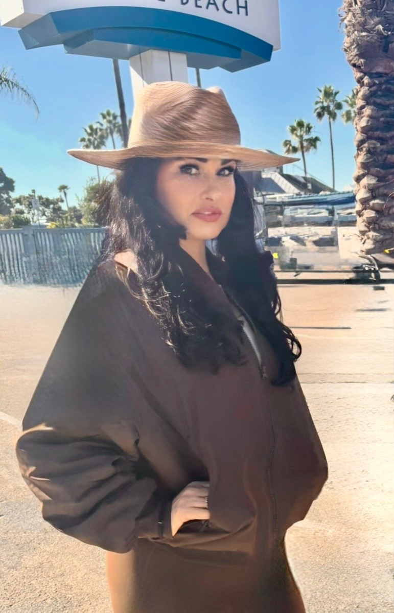 Workout in style with this sleek espresso brown workout outfit @Alo Yoga. I paired brown leggings with a brown workout top and workout jacket. 🤎

I always wear a sun hat when I workout outside.

#chocolatebrownoutfit #workoutpants #bomberjacket #marneystidbits
#espressobrownjacket

#LTKSaleAlert #LTKootd #LTKfitnessgoals