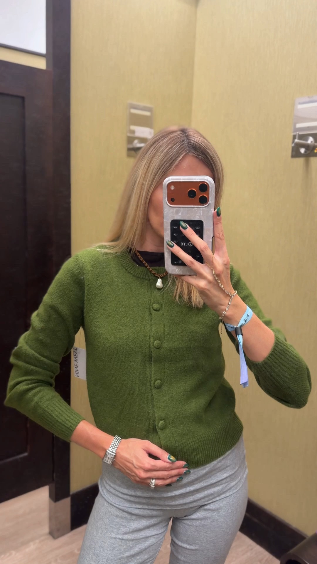 Gosh! I really can’t get over this cardigan. Such a good color, perfect for fall and holidays!
#kohls #kohlspartner #ad #kohlsfinds @kohls 

Fall outfit • fall cardigan • holiday cardigan • fall fashion haul

#LTKdayinmylife #LTKgrwm #LTKootd