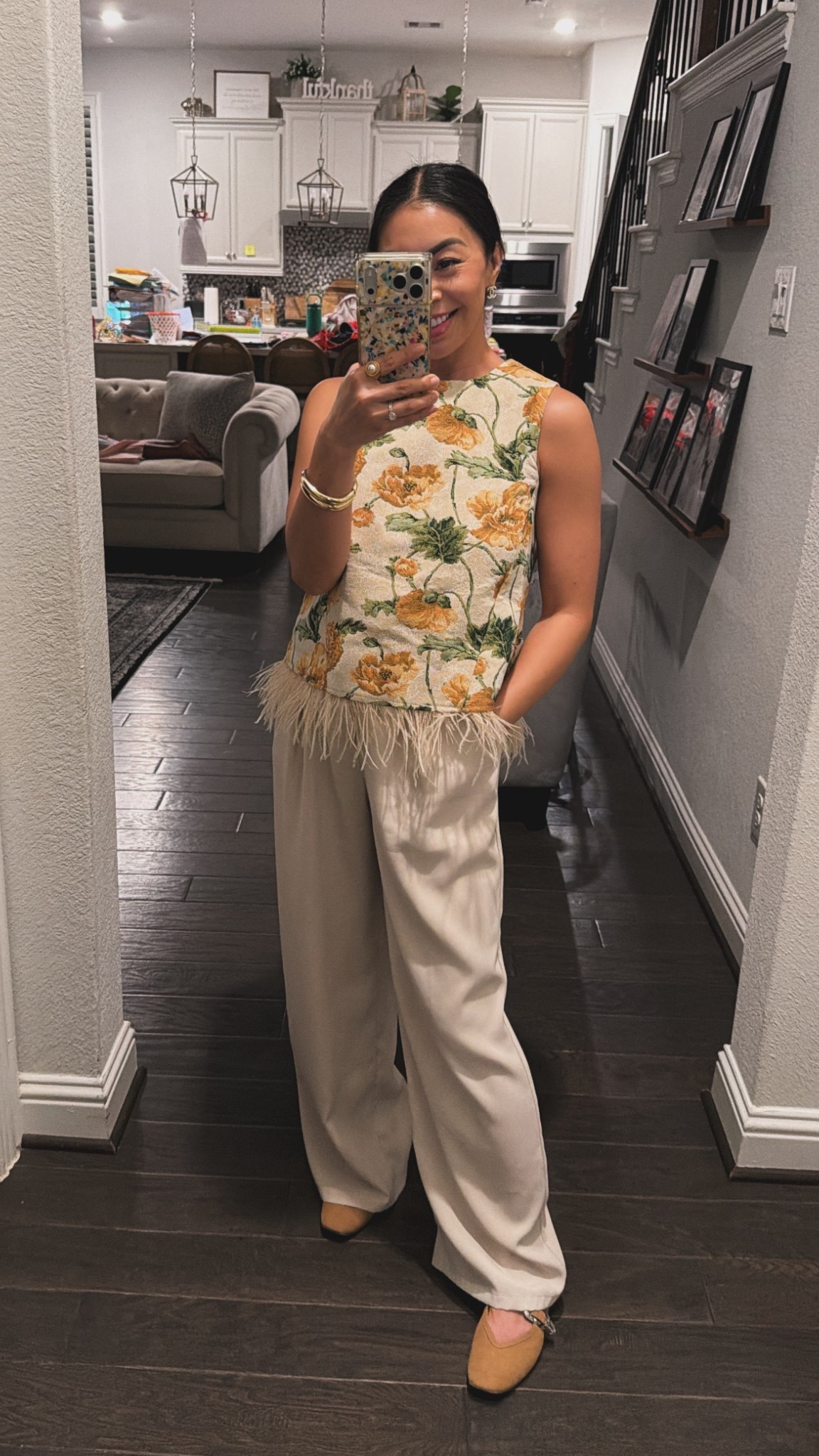 Feather top and Amazon pants 😍

Use code Roselyn35 at Vici 