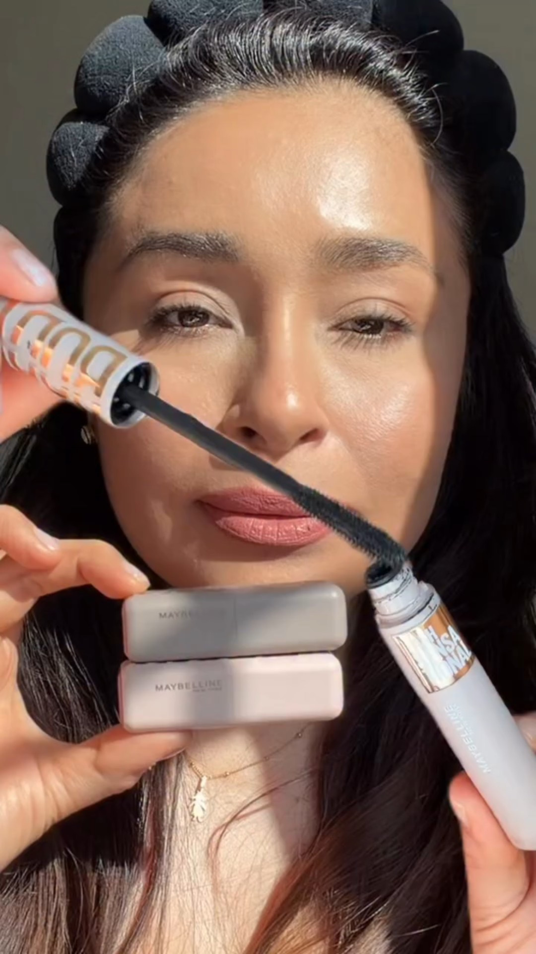 Probando los nuevos lanzamientos de @maybelline ✨

El Lash Sensational BODY Mascara deja mis pestañas con volumen y lifting por horas, sin grumos ni manchas 🖤
Y los Serum Lipsticks… literal se sienten como un suero en los labios 💄💧
Hidratación, color y comodidad en un solo paso.

@influenster #complimentary #maybellinepartner