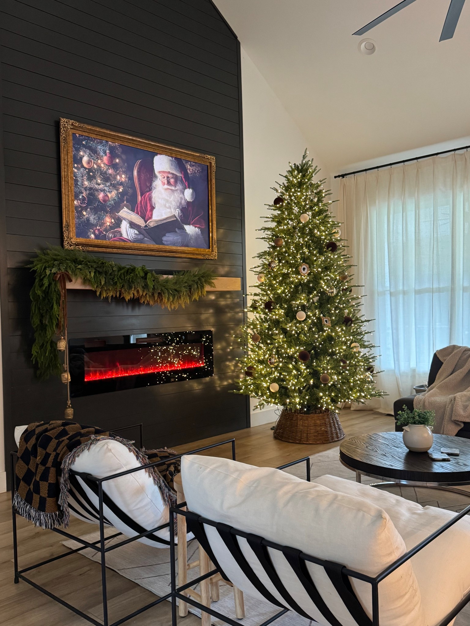 Christmas decor 
Garland 
Home decor
Holiday decor 

#LTKSeasonal #LTKHoliday #LTKHome