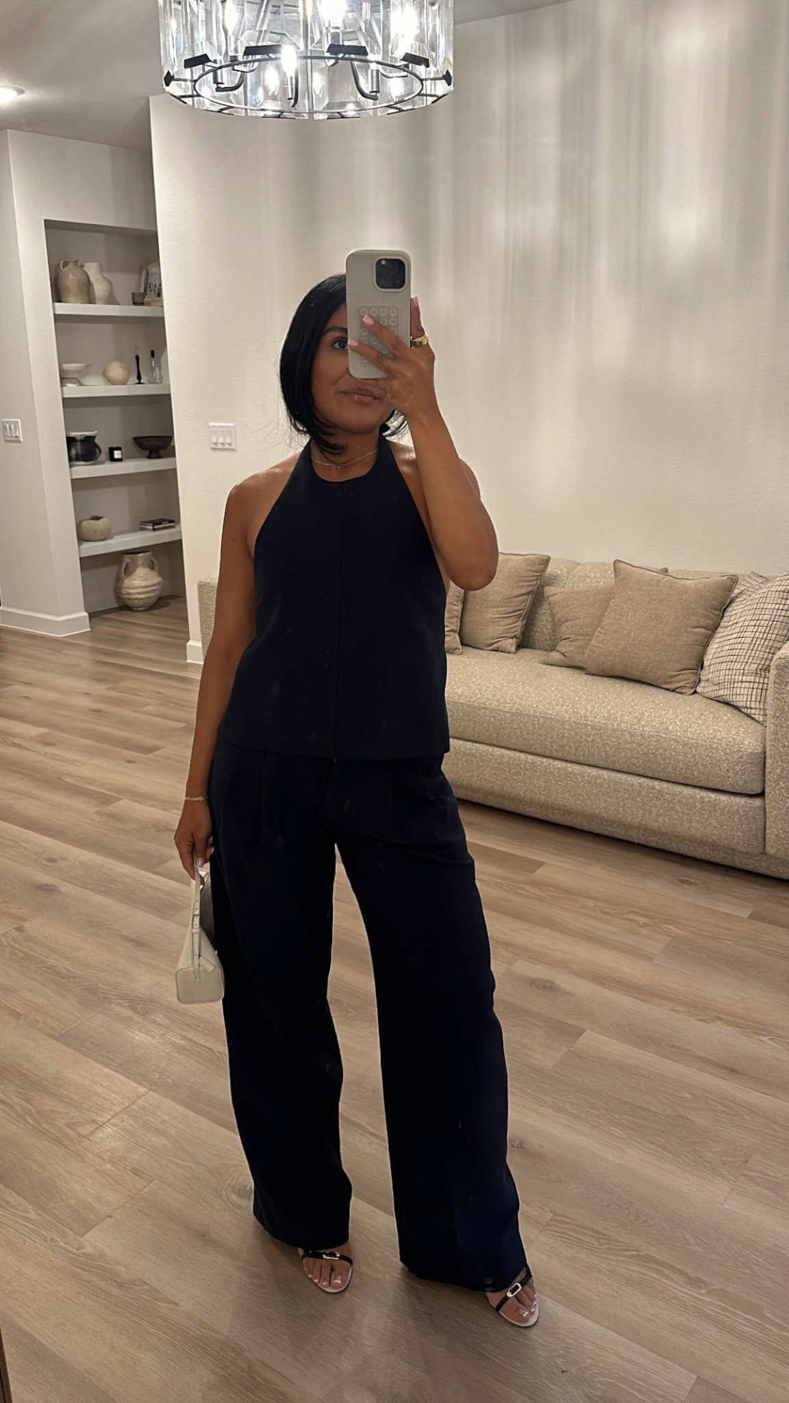 SIZING 4 IN BOTH


Aritzia
Matching set
Effortless style
Easy summer outfits 
Navy trousers 