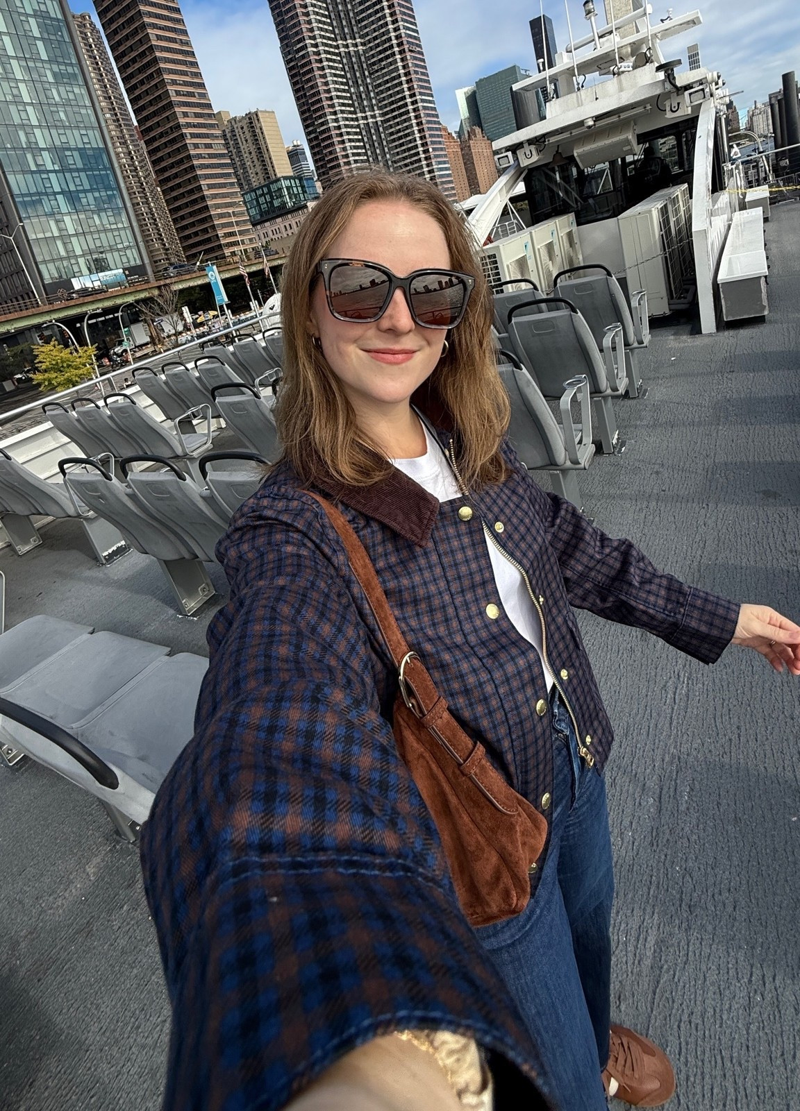 Wearing my new plaid barn jacket! Absolutely love this small plaid print. Wearing small regular (I sized up 1 for relaxed fit) 25 short in jeans (I’m 5ft 2 117lbs)