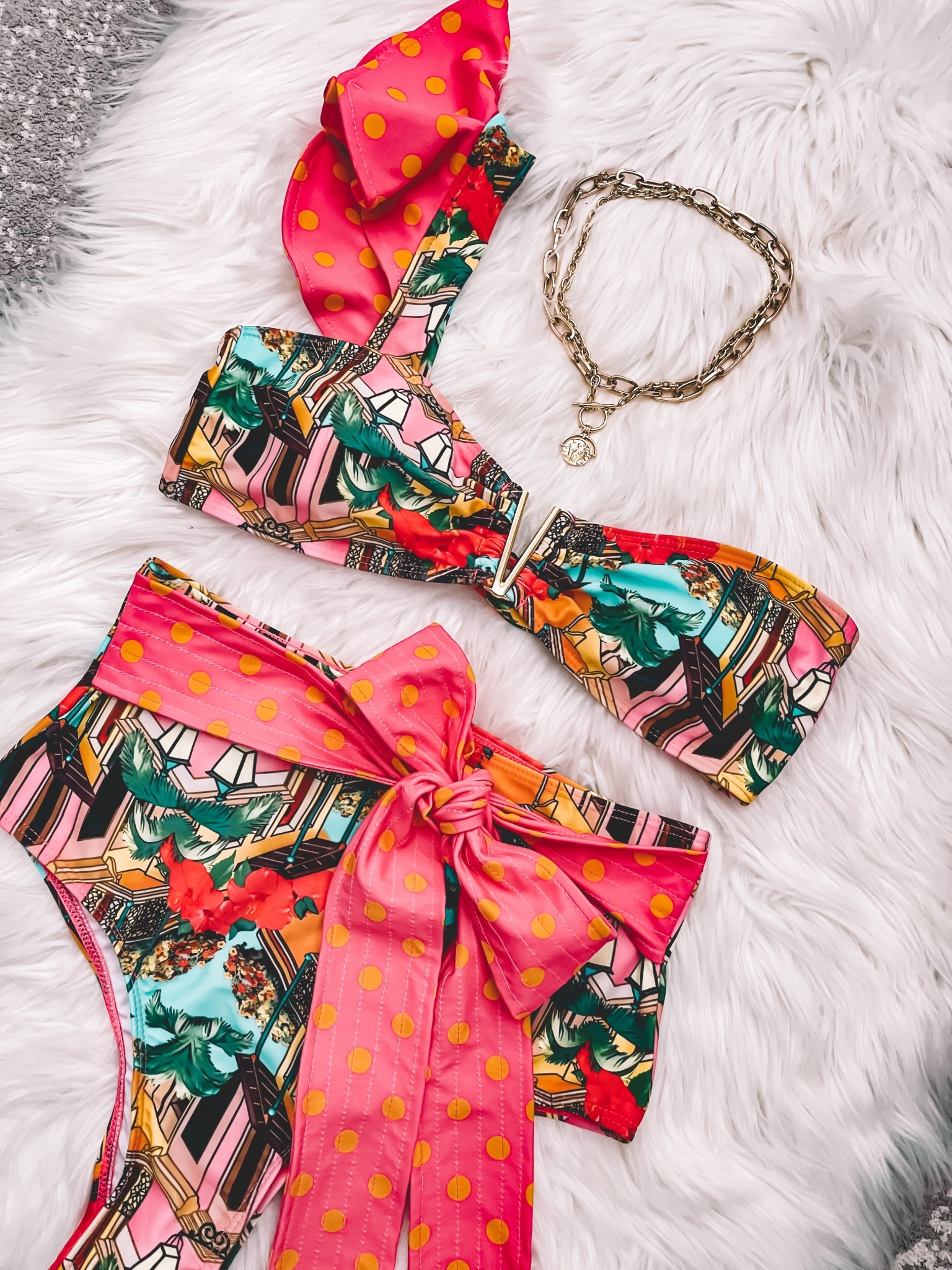 I am OBSESSED with this swimsuit 🤩

Two piece swimsuit, mom swimsuit, beach wear, pool outfit.

#LTKTravel #LTKSwim #LTKPetite