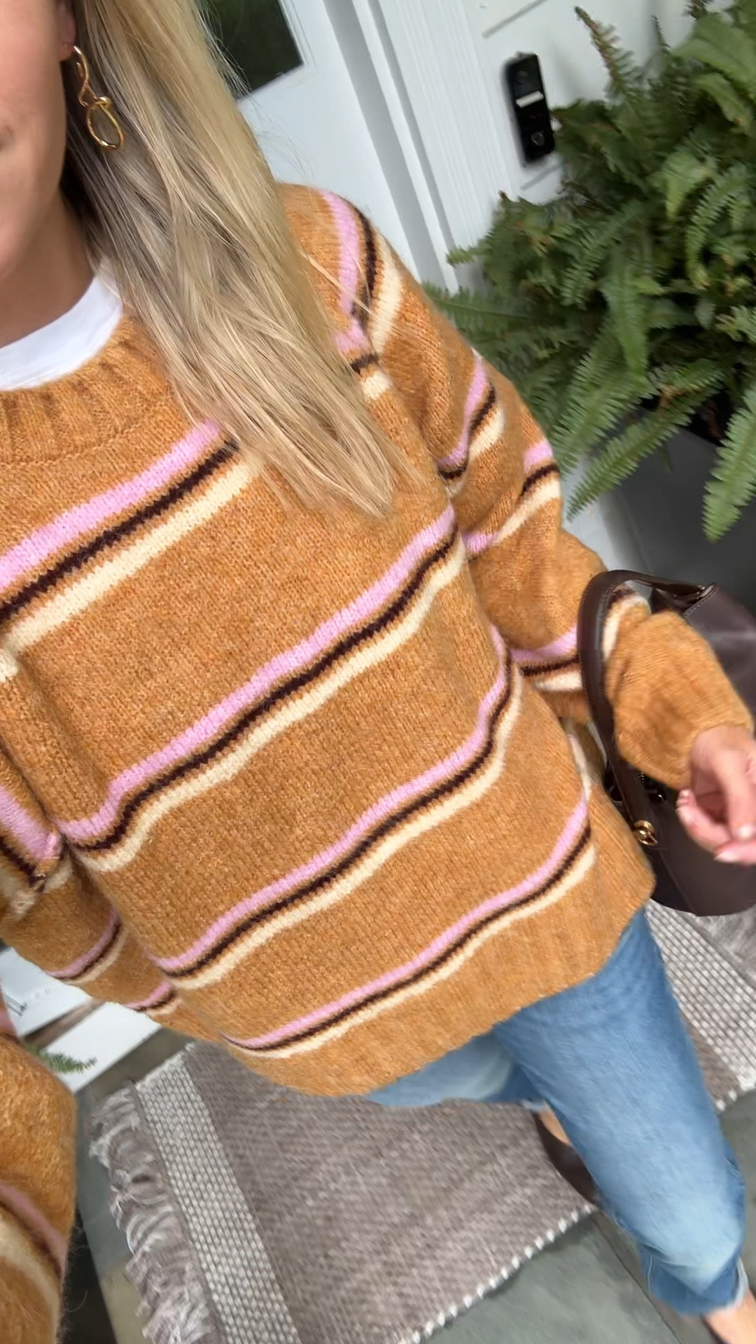 Casual OOTD
-medium sweater, sized up 1
-small tee, tts 
-26R jeans, tts 
-flats tts