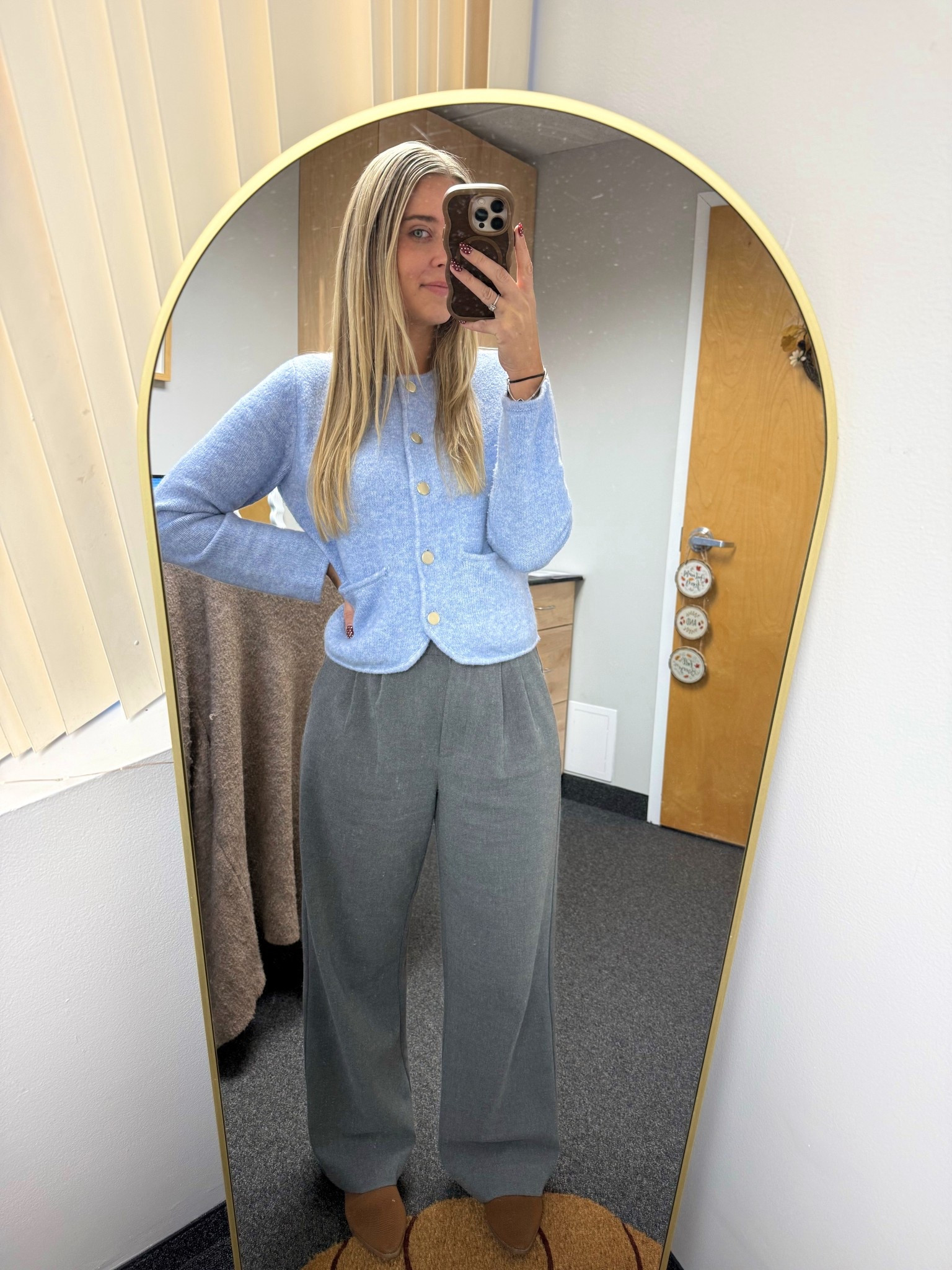 Work outfit 💙

#abercrombie #workoutfit #sweater #cardigan #falloutfit #winteroutfit

#LTKootd #LTKWorkwear #LTKCyberWeek