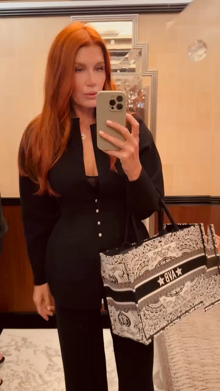 A closer look at this knit blazer. The structure is incredible - so good. The popped collar makes it feel so modern and cool.

And repping my 5th child, always🫶🏻