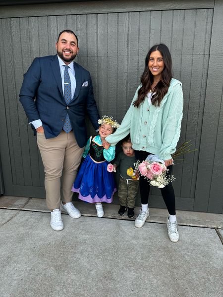 Had to get a fam photo before Ted and Rosie went to the father daughter dance!

Sweater: small
Top: small
Leggings: small

#dressupbuttercup
Dressupbuttercup.com 



#LTKstyletip