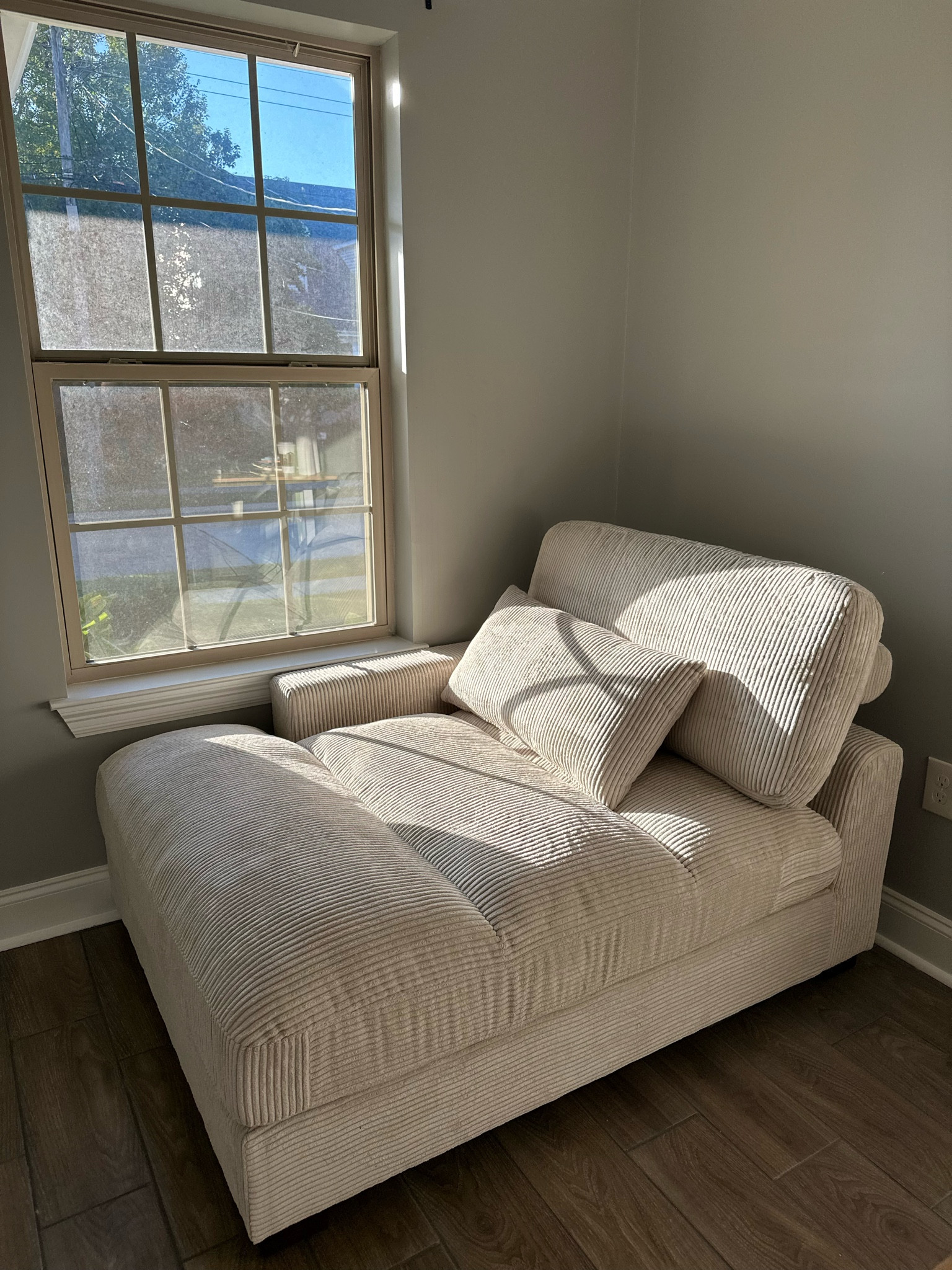 Day bed perfecting for a sitting or reading corner! 

#LTKhome