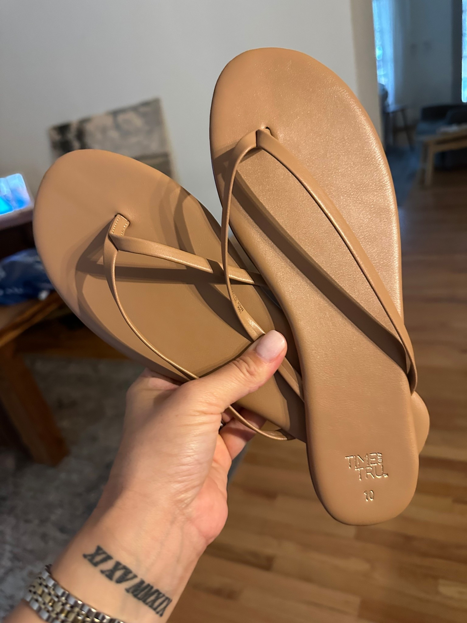 The @walmart flip flop dupes that everyone needs this spring and summer and they’re only $9! Skip the expensive version and grab these 🩴

#LTKSeasonal #LTKootd #LTKgrwm