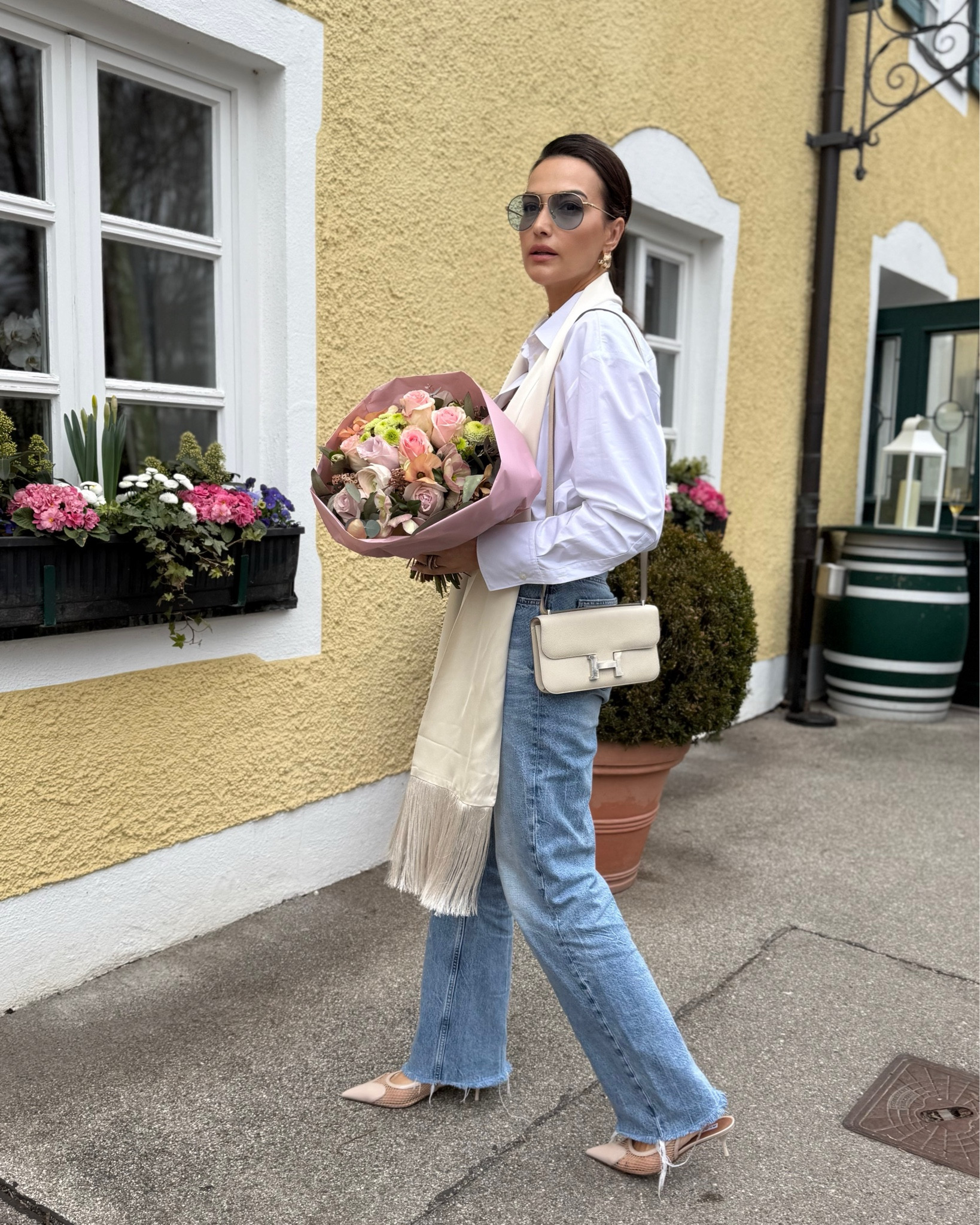 High-waisted jeans, a soft fringed scarf and classic heels.
Effortless elegance for everyday moments.

#LTKjeans #LTKstyletip #LTKspring