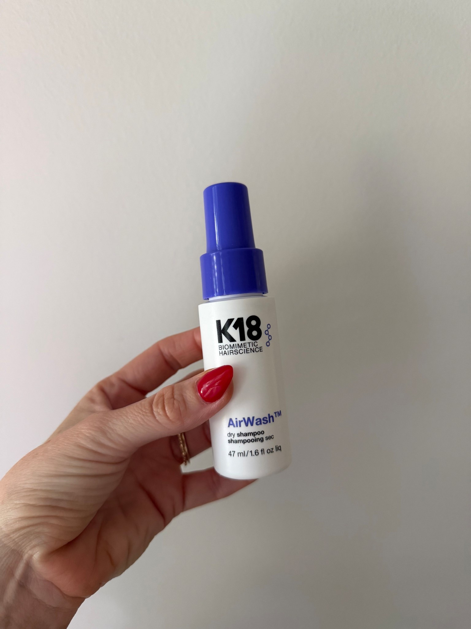 HANDS DOWN the best dry shampoo ever 