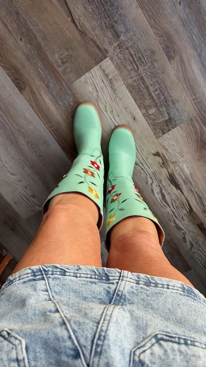 In honor of it finally starting to feel like spring 🌸🌼🌱🌷#spring #boots #floral #dingo

#LTKFestival #LTKSeasonal #LTKootd