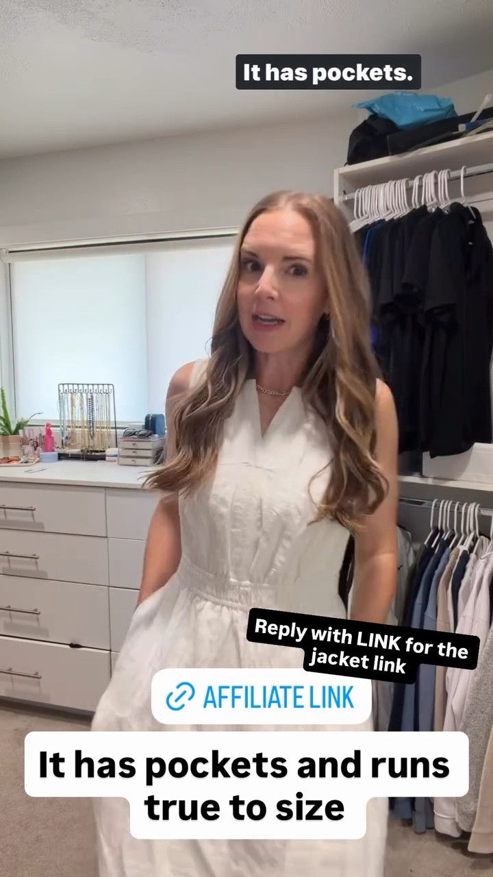 It has pockets and runs true to size!
Would be so cute with a jackett

#LTKSeasonal