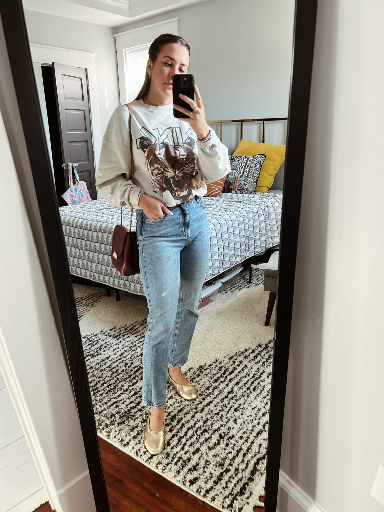 Perfect sweatshirt, jeans, and flats weather to run errands 

#LTKstyletip #LTKfit #LTKSeasonal