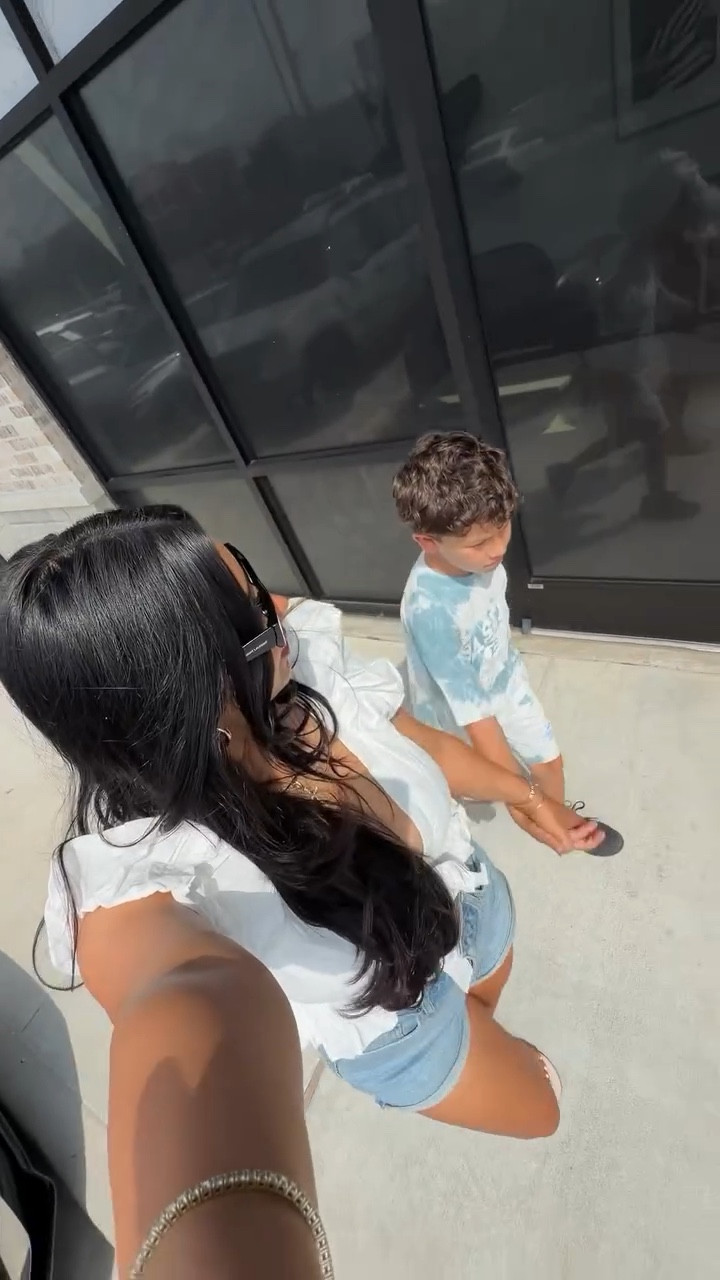 Lunch + a little shopping? Name a better duo🤭 have the best week!!🫶🏼 comment “shop” for all links in video ❤️

#vlog #ditl #mom #husband #family spend the day with me, shopping, lunch, matcha, baby, postpartum, mom of 2