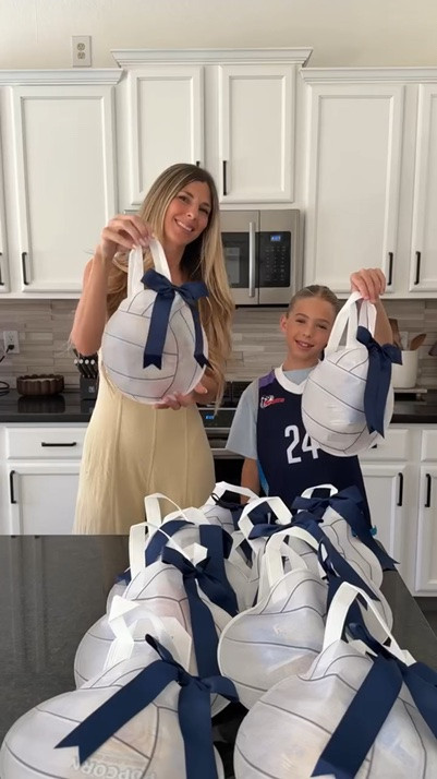 steal this idea for the cutest volleyball team snacks! 🏐 Comment SNACKS and I’ll send you the link to fillable bags for all different sports and bow hair ties that come in a bunch of colors so you can customize to your child’s team. #teamsnacks #sportsmom #volleyball #snackidea