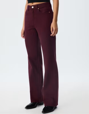 Stradivarius – D92 – Weite Straight Jeans in Burgunderrot | ASOS | ASOS (Global)