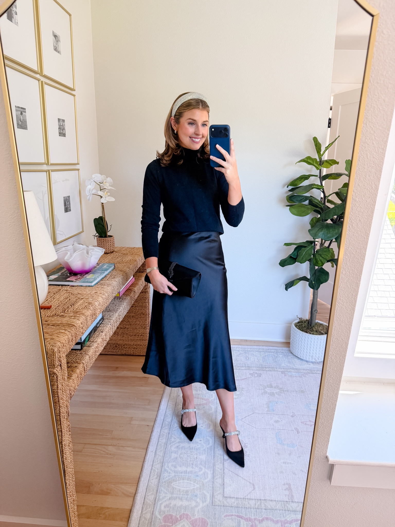 Classic holiday look! Wearing an XS in skirt and sweater 