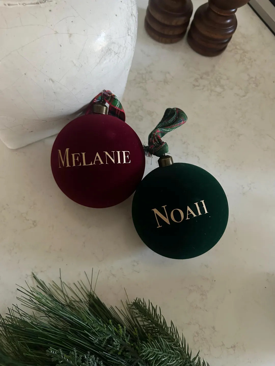 Adorno navideño personalizado de terciopelo • Adorno con nombre flocado • Adorno navideño c... | Etsy (US)