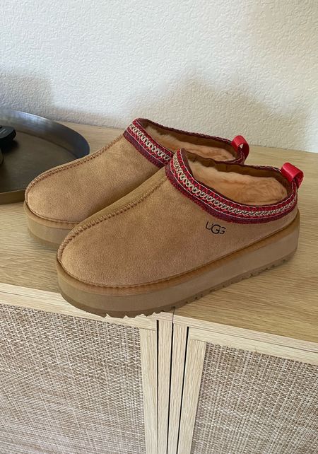 $35 UGG dupes! 🫶🏼❤️ so worth the shipping cost. Size up if you’re between sizes. Took quite a few weeks so order now if you want em! DH gate ugg // ugg dupe // uggs for less // winter slippers // DH gate finds // DH gate shoes // DH gate dupe