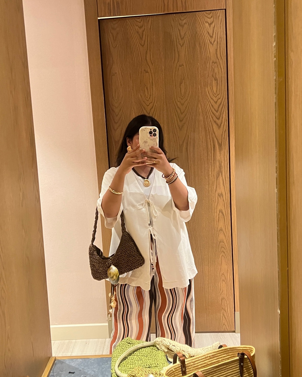 Patterned petite trousers, white blouse, holiday fit