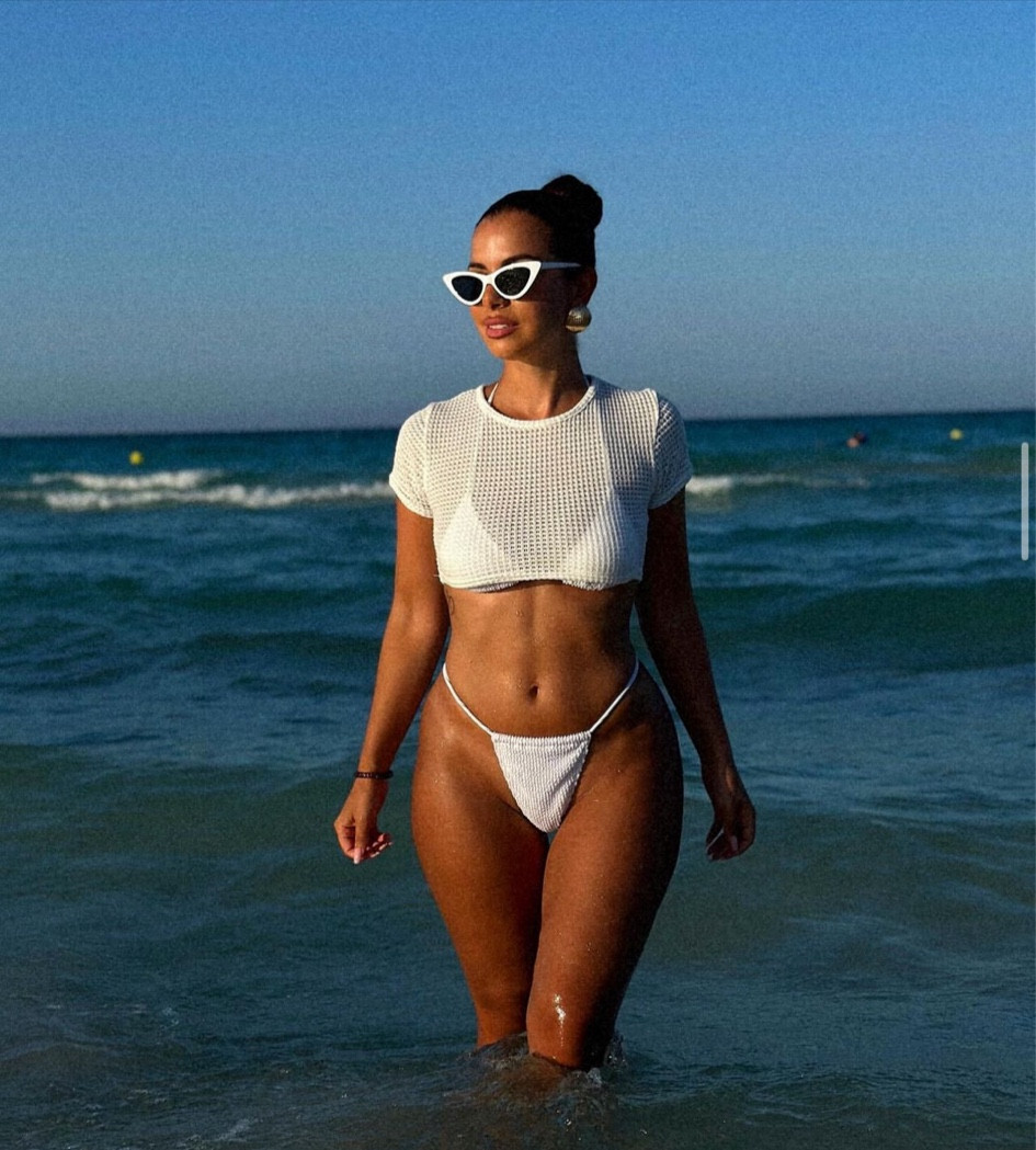 Bikini blanc crêpé, maillot de bain deux pièces blanc, bas de maillot tanga crêpé, haut de maillot triangle crêpé, crop top texturé blanc a ras-du-cou, top blanc en résille, crop top résille #PLT #bikini

#LTKunder50 #LTKSeasonal #LTKswim