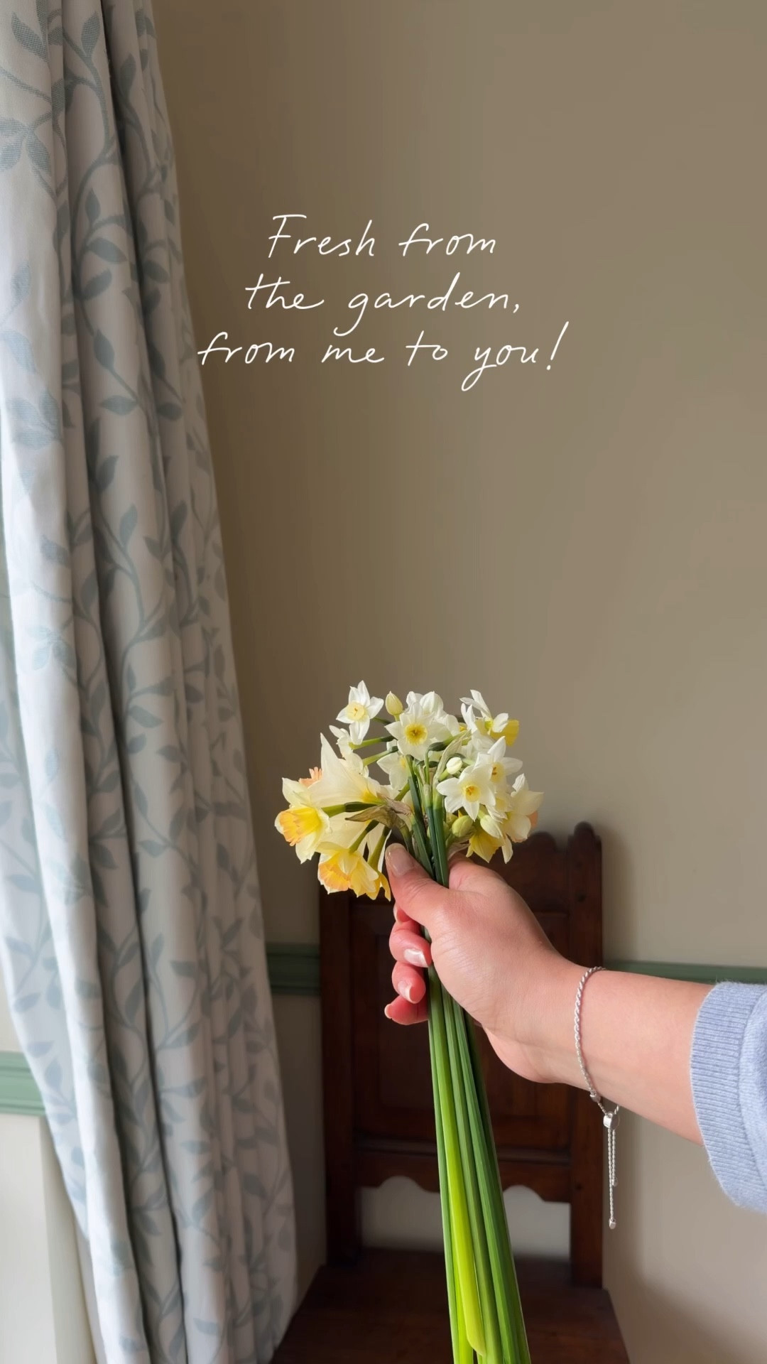 Some flowers for you. Fresh from the garden today! :)

Have a great evening!! X x 

#cutflowers
#countryhouseinterior
#countrylife
#cottagegarden
#gardening
#springblooms
#springflowers
#floralcurtains
#gardeningtools
#gardenwear


#LTKhome #LTKspring #LTKuk