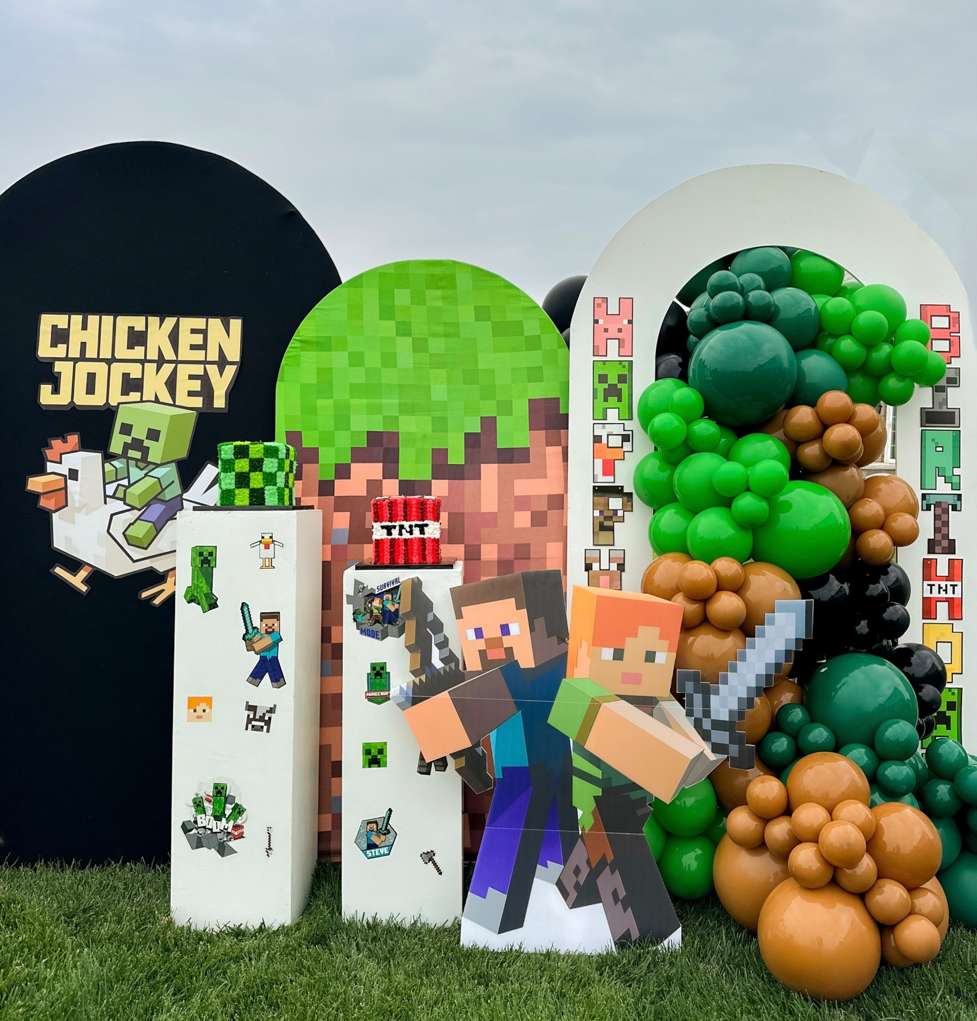 Minecraft birthday | balloon backdrop |
Party planning 

#LTKParties #LTKKids