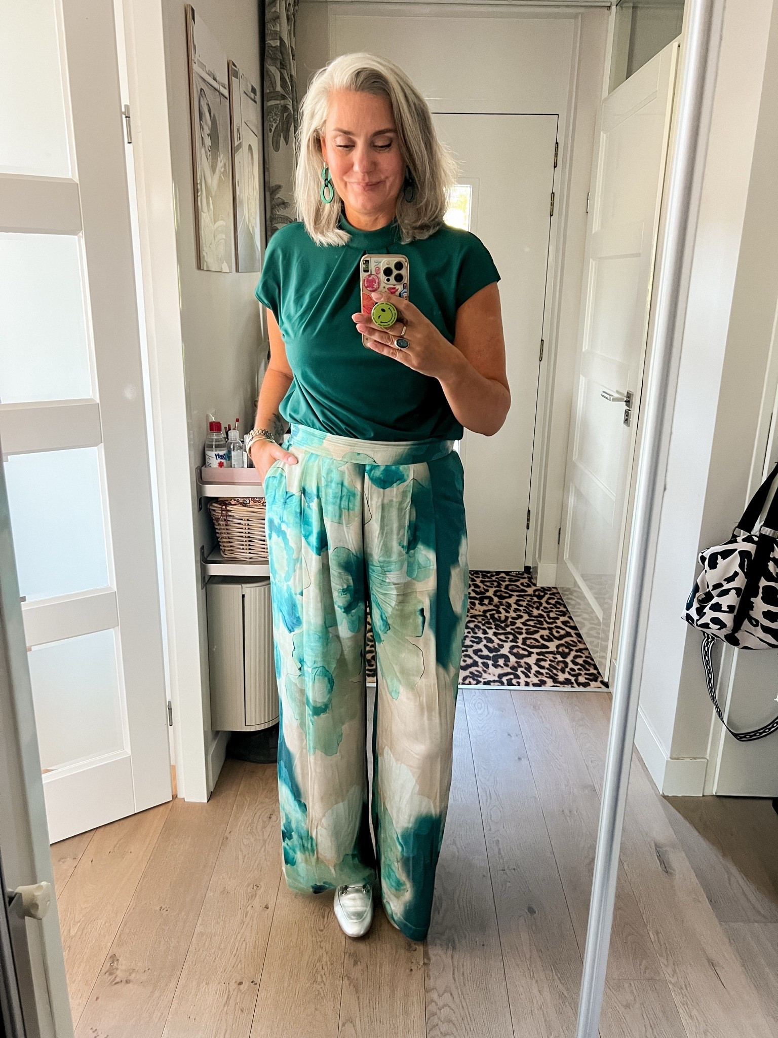 OOTD - dinsdag.
Zijde-achtige broek van Mart Visser (https://mart-visser-nl.mtpc.se/6271684) met een flesgroene top en zilverkleurige loafers.

#LTKnederlands #LTKeurope #LTKworkwear