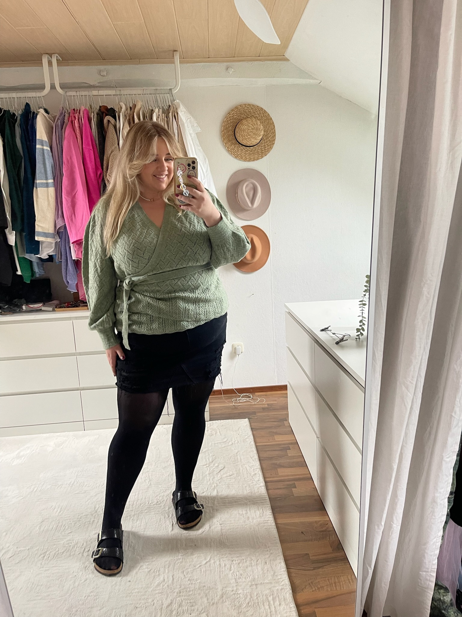 Kuschel-Alarm! 🧶 Entdeckt die kurze Wickelstrickjacke und verliebt euch! 💕

#LTKGift


#LTKeurope #LTKplussize