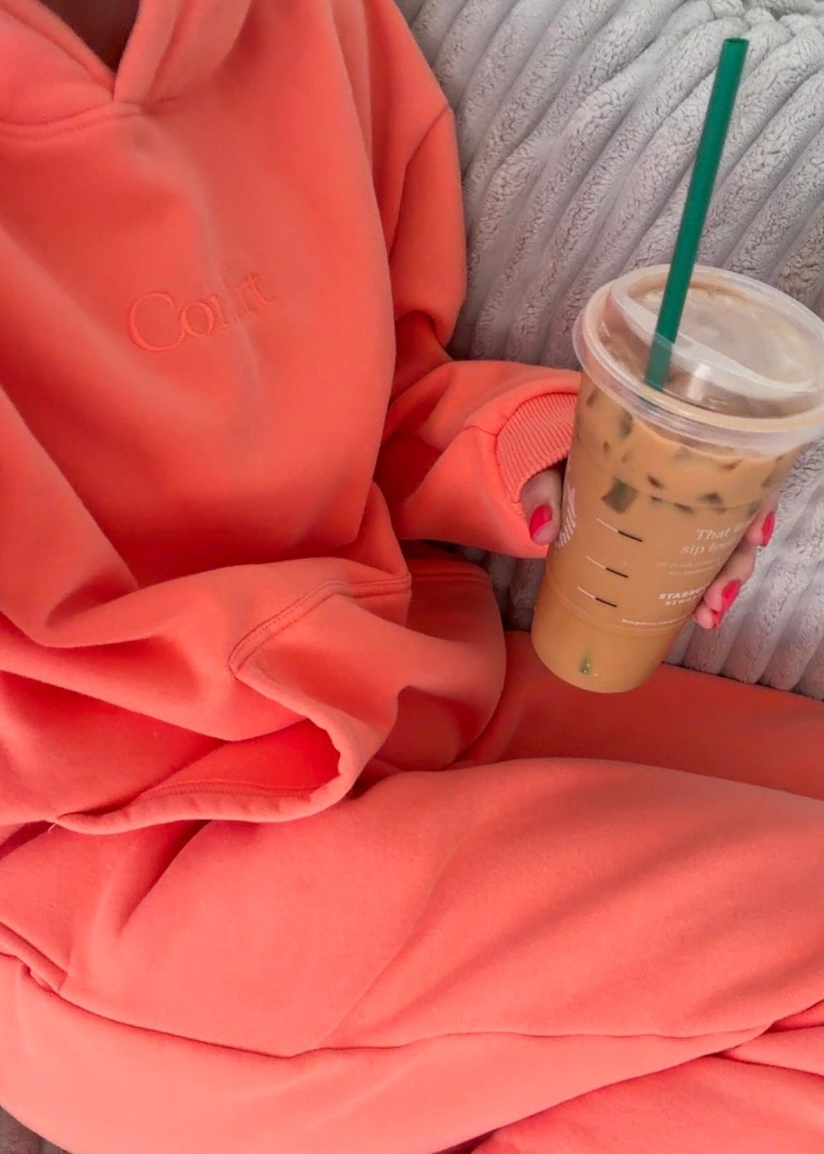 Addicted to Comfrt sets {and coffee}
Wearing size small in sweatpants and hoodie🧡🩷