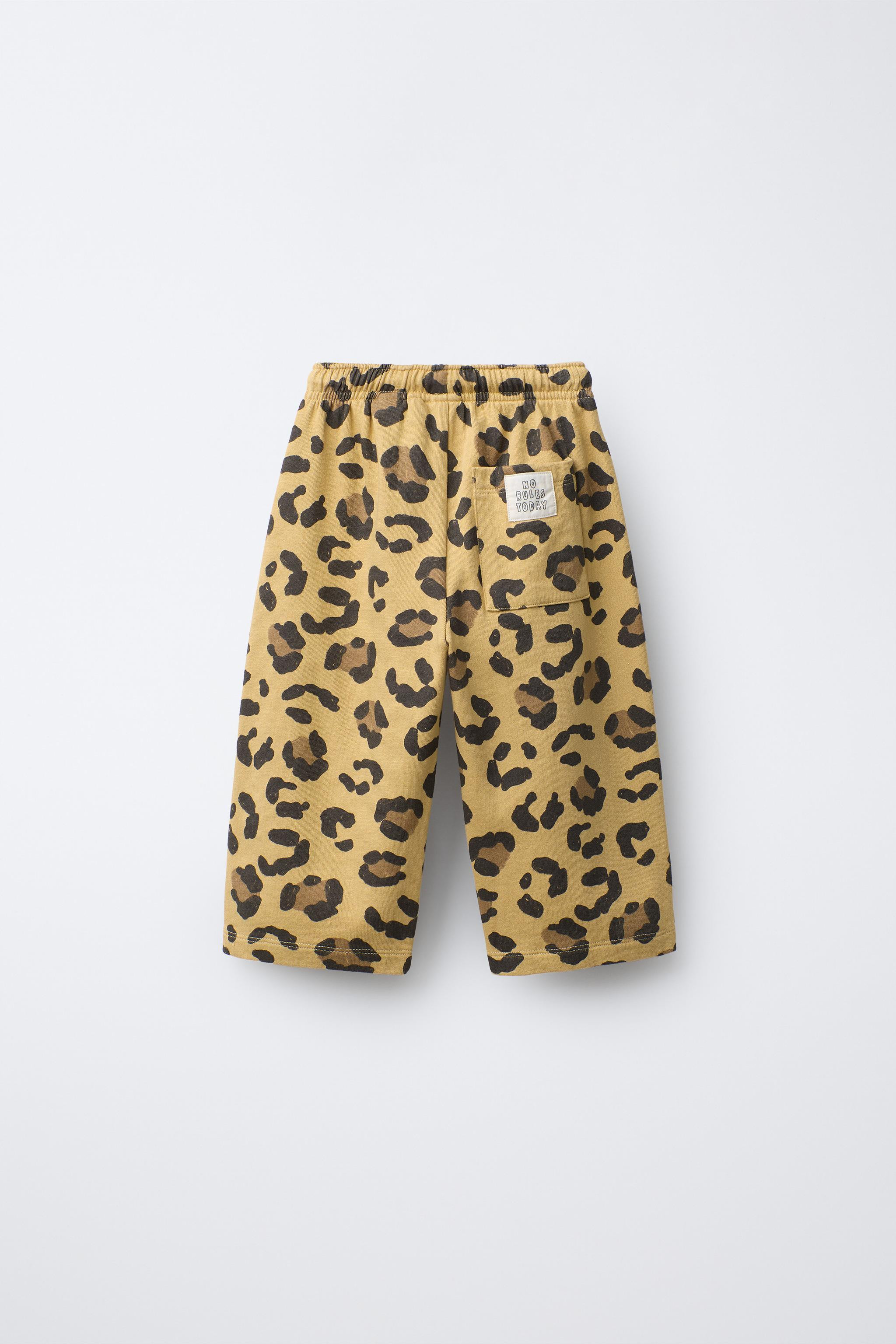 Pantalon de type straight avec taille élastique et cordons ajustables sur le devant. Poche plaqu... | Zara FR