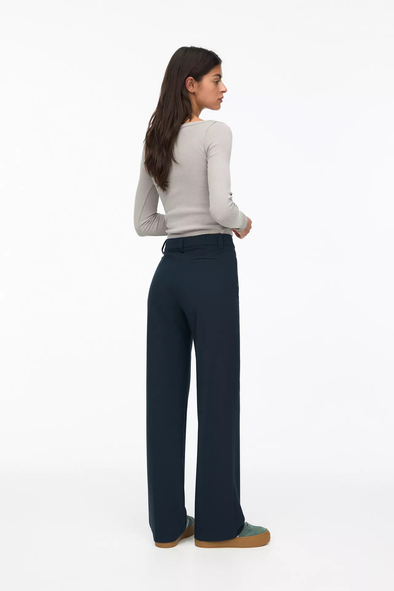 Gerade geschnittene Stoffhose mit hohem Bund | PULL and BEAR DE