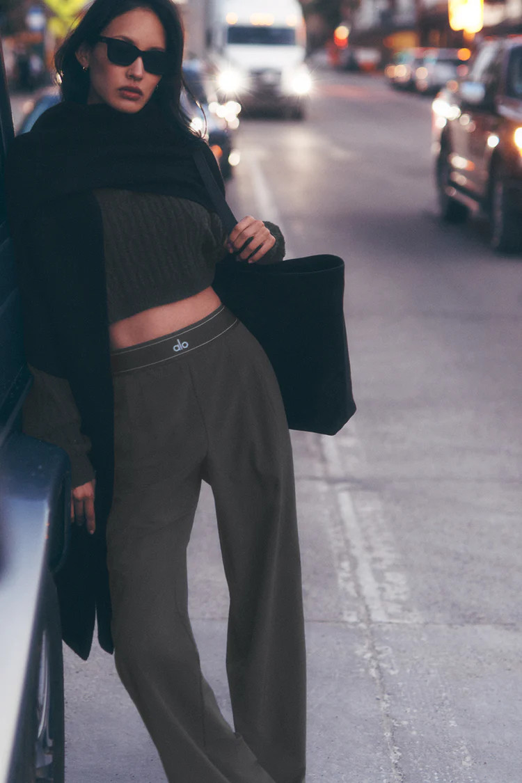 Model is 5'9” wearing SModel is 5'9” wearing SWearing Size SmallModel is 5'9”, with a 32”... | Alo Yoga (US)