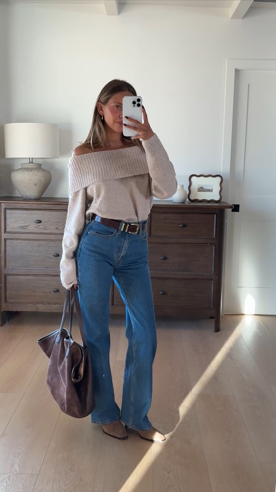 Cozy Thanksgiving outfit idea 🍂
Love this soft Amazon off-the-shoulder sweater paired with my go-to Abercrombie jeans🤎 comfy, neutral, and perfect for fall gatherings.
Easy to dress up or down for Thanksgiving dinner or casual holiday plans 🦃✨