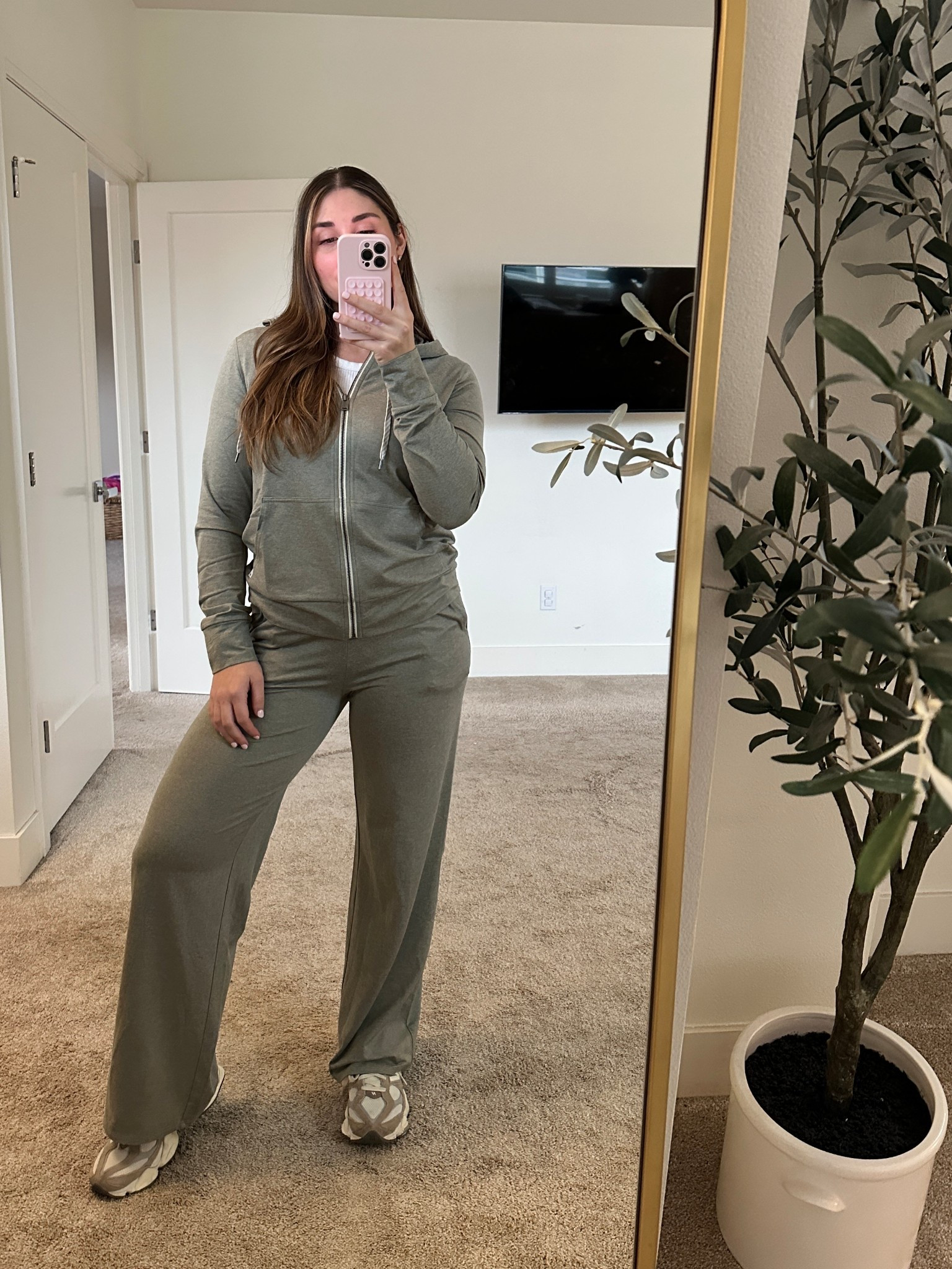 my new favorite comfy matching set from Vuori ~ wearing size Small in all pieces

#OnTheGo #MomFit #ActiveOutfit #WeekendUniform #MatchingSet #SpringOutfit #RunningErrands #AirportOutfit

#LTKFamily #LTKTravel #LTKActive
