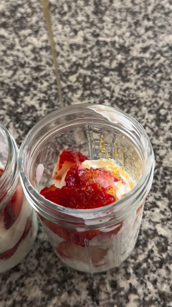 Love crunch strawberry yogurt parfait ♥️✨🍓 #asmr #yogurtparfait #aesthetic #snackideas #satisfying @soligtofficial