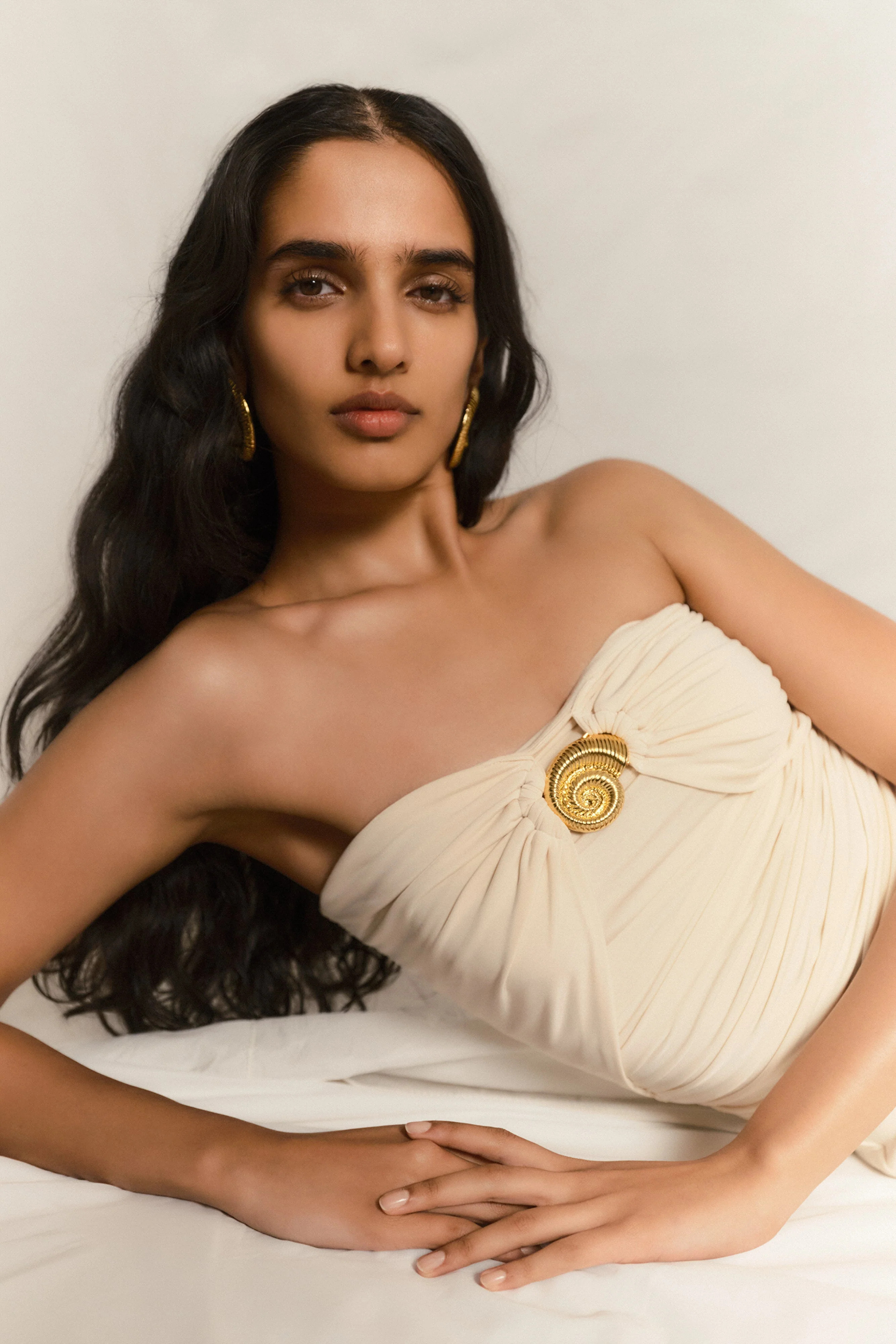 Winslet Strapless Slinky Longline Top With Shell Hardware - Ivory | MESHKI US