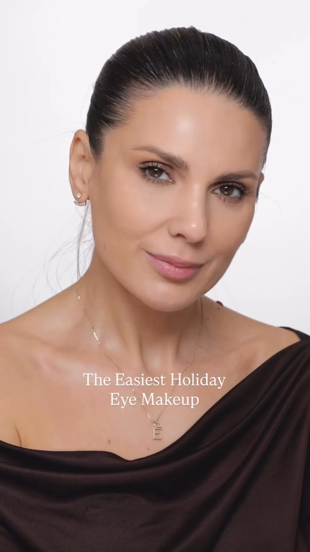 I’ve used:
@makeupbymario Cream Eyeshadow in Taupe
@lisaeldridgemakeup Seamless Glide Eye Pencil in Renaissance Gold
@simihazebeauty Soft Strobe Powder in Diamond
@lancomeofficial Lash Idole Flutter Extention Mascara