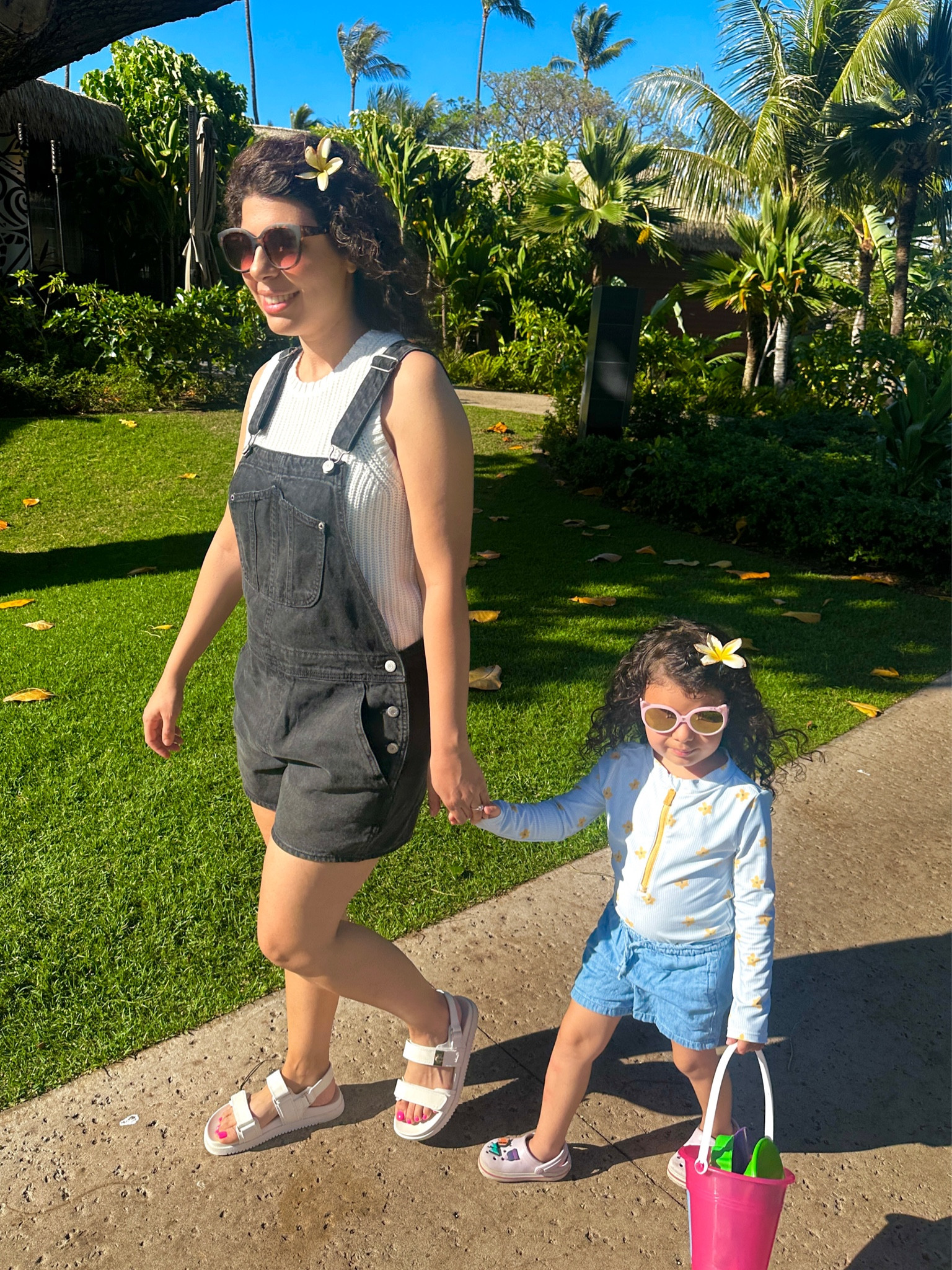 Vacation outfit.
#vacationdress #summervacationoutfit #summeroutfit #kidssummer #kidsswimsuit #overal #sandal #heartsunglass 