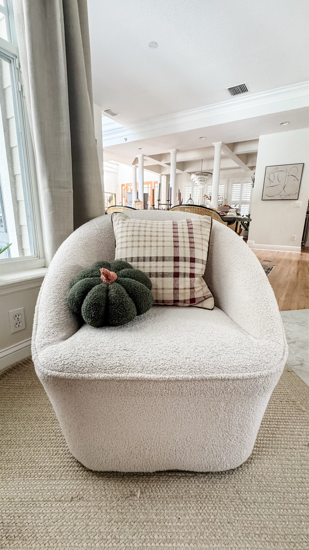 Fall colors + pumpkins + pillows = yes, please!! 🍂 


#LTKHome #LTKFallSale #LTKSeasonal