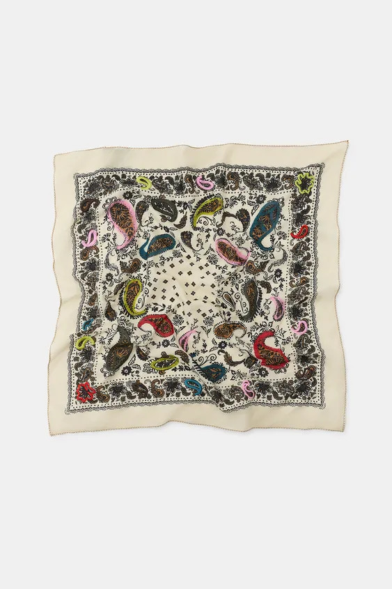 Gr\u00f6\u00dfe des Models: 183 cmBandana mit Print aus 100 % Baumwolle.Ma\u00dfe: 60 x 60 cm. | Zara DE