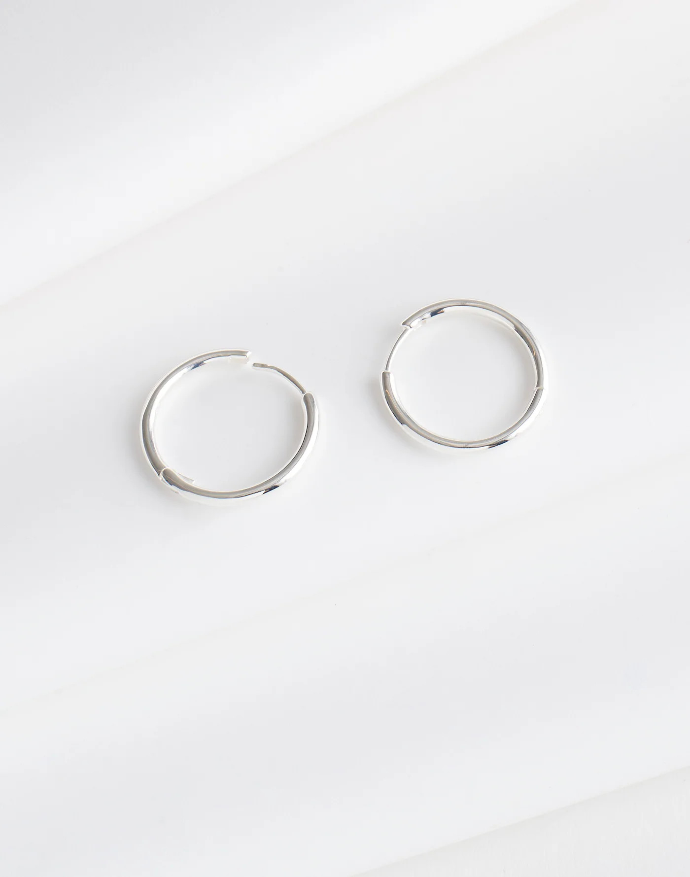 Demi-Fine Medium Hoop Earrings | Madewell