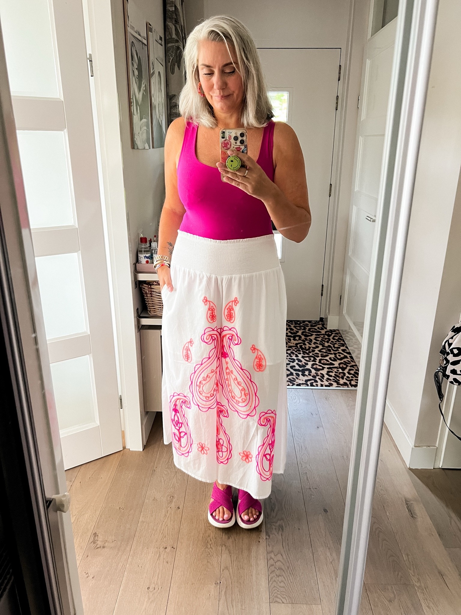 OOTD - Vrijdag. Felroze top (Zara, L) op een luchtige, wijde witte broek met roze en oranje borduursels (42/44) en roze sandalen die lopen als wolkjes.

#LTKnederlands #LTKeurope #LTKsummer