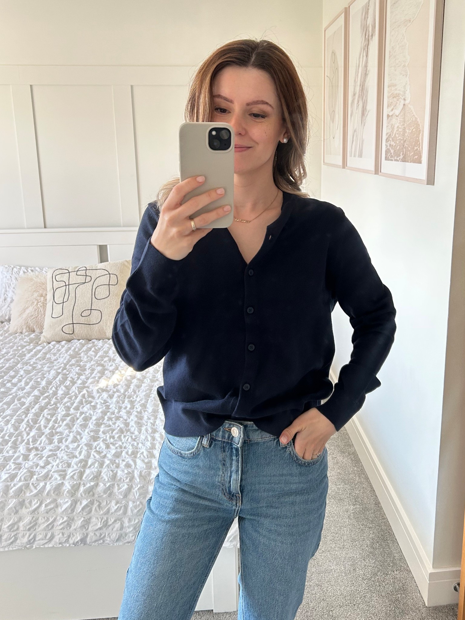Minimalist spring mom outfit 
