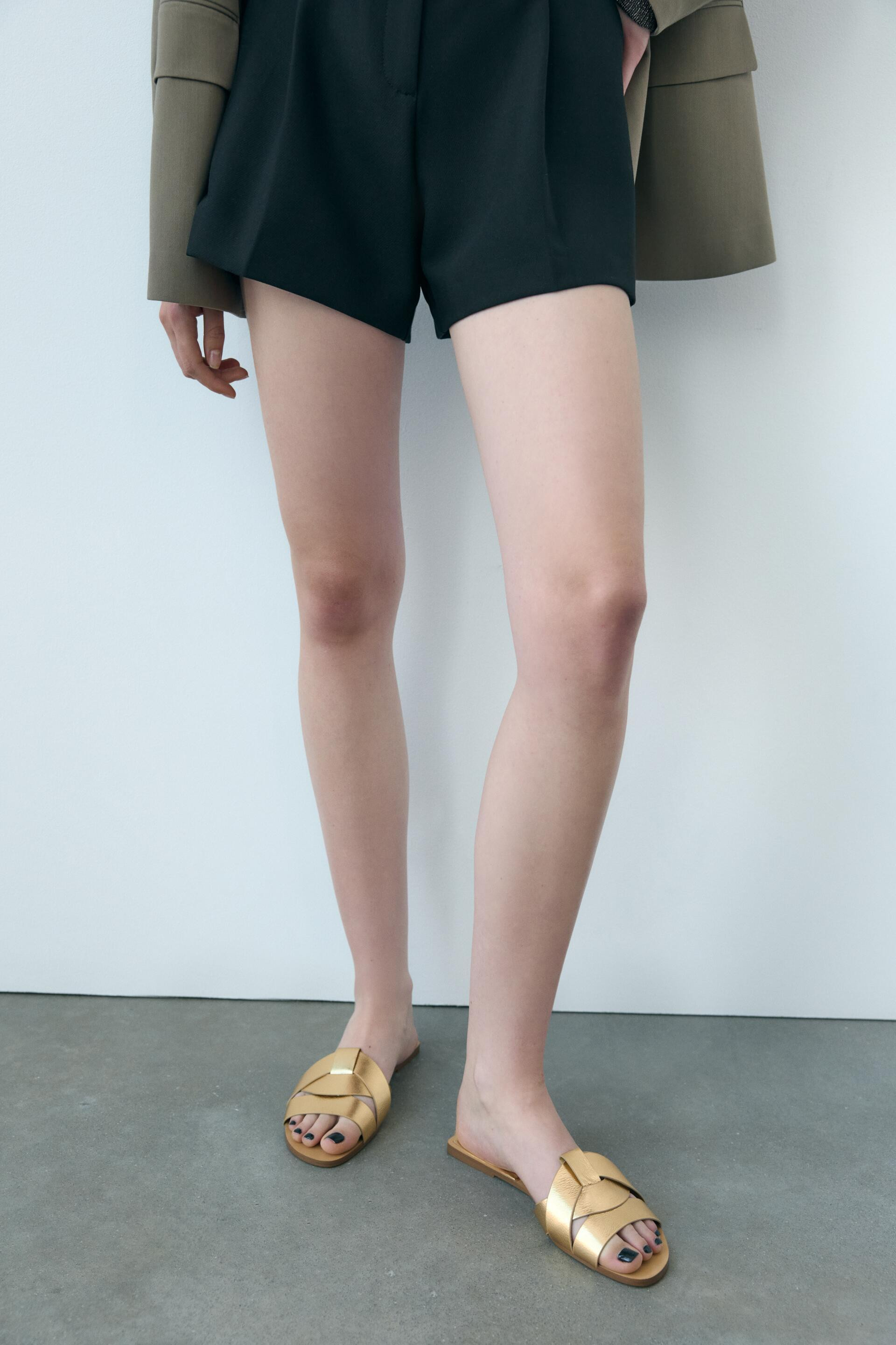 Flat leather sandals with crossed straps at front.Sole height: 0.4 inches (1 cm) | Zara US