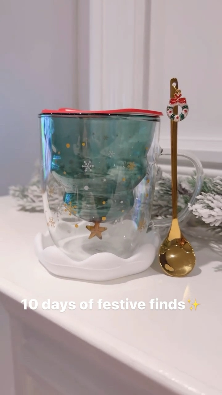DOUBLE WALL CHRISTMAS MUG✨
Mug includes a gold Christmas spoon, a coaster & silicone lid. It’s lightweight, super festive, great quality and makes a great festive gift! 

Comment the word “DAY 2” to get the links sent directly to your DM’s or head to my stories for a closer look or tap my link in bio to shop! 

#amazonshopping #amazonfinds #festive #festivefinds #shop #shopwithme #amazonfinds #christmasfinds