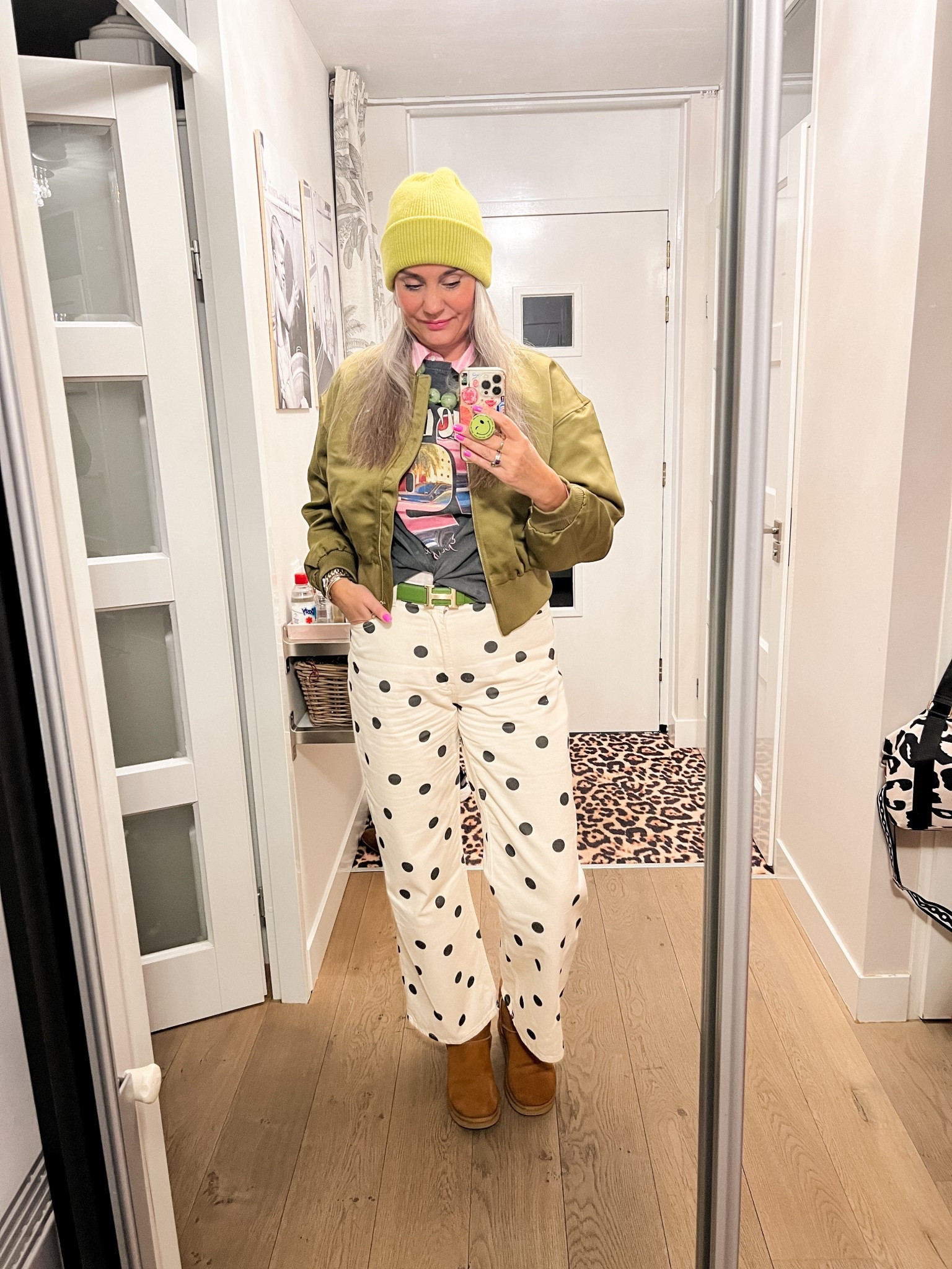 OOTD - Woensdag. Polkadot jeans, Uggs, print t-shirt (https://most-wanted-nl.mtpc.se/5927389), olijfgroen satijnen cropped bomber (L), roze/wit gestreepte overhemd (L) en geel/groene muts. 



#LTKFashionMonth #LTKeurope #LTKnederlands